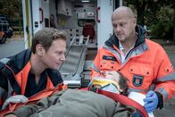 Notruf Hafenkante – Dr. Haase (Fabian Harloff, l.) kümmert sich um Tanja Kessler (Lotte Ohm), die beim Versuch, den Entführer ihres Sohnes zu verfolgen, von einem Auto angefahren wurde.