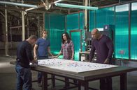 Navy CIS: L.A. – Als eine Waffe gegen den Terrorismus entwendet wird, müssen Callen (Chris O'Donnell, l.), Sam (LL Cool J, r.), Kensi (Daniela Ruah, 2.v.r.) und Deeks (Eric Christian Olsen, 2.v.l.) den Verdächtigen und das Diebesgut so schnell wie möglich aufspüren ...
