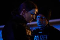 Am Ende der Worte – "Am Ende der Worte": Laura (Lisa Vicari) und Ludwig (Ludwig Trepte) nach Schussszene.