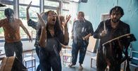 Andere Eltern – Yaa (Rebecca Lina), Björn (Serkan Kaya) und die anderen Eltern beginnen ausgelassen zu tanzen, als die Sprinkleranlage durch den Rauch der schamanischen Kita-Einweihung ausgelöst wird.