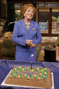 Two and a Half Men – Ist von Charlies neuer Freundin gegeistert: Evelyn (Holland Taylor) ...