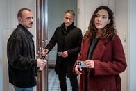SOKO Leipzig – Benjamin Hohner (Konstantin Lindhorst, l.) ist sichtlich überrascht, als Kim Nowak (Amy Mußul, r.) und Jan Maybach (Marco Girnth, M.) mit gezückten Dienstausweisen vor seiner Tür stehen. Die beiden wurden von ihrem undercover ermittelnden Kollegen benachrichtigt.