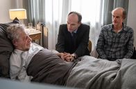 Die Kanzlei – Markus Gellert (Herbert Knaup, M.) und sein Bruder Hajo Gellert (Johannes Herrschmann, r.) wachen am Krankenbett ihres Vaters Bruno Gellert (Michael Hanemann, l.).
