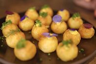 Zu Tisch mit Lucie - Kitchen Hacks – Lucie hat ihre Kartoffelklöße mit der Sauce Rouille, einer klassischen französischen Sauce mit Safran, gefüllt.