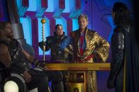 Thor: Tag der Entscheidung – (v.l.n.r.) Thor (Chris Hemsworth); Topaz (Rachel House); Grandmaster (Jeff Goldblum); Loki (Tom Hiddleston)
