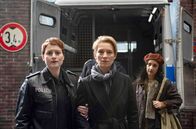 Großstadtrevier – Nina Sieveking (Wanda Perdelwitz, l.) ist überzeugt, dass Marion Söndermann (Sandra Borgmann, M.) lügt. Auch deren gute Freundin Ina Brückner (Meriam Abbas, hinten) kennt nicht die ganze Wahrheit.