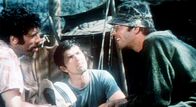 M.A.S.H. – (v.li.) Elliot Gould, Tom Skerritt, Donald Sutherland.