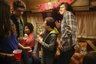The Middle – v.r.) überredet Axl (Charlie McDermott, r.), ihn auf dem College besuchen zu dürfen - um richtig Party zu machen ...