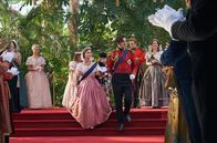 Victoria – v. l. n. r.: Prinzessin Heidi (Ellen Evans), Prinzessin Vicky (Louisa Bay), Königin Victoria (Jenna Coleman), Prinz Bertie (Laurie Shepherd), Prinz Albert (Tom Hughes), Lord Alfred (Jordan Waller) und Lady Emma Portman (Anna Wilson-Jones)