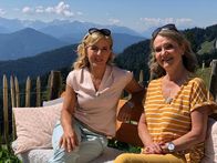 Kreuzer trifft ... (BR) – Von links: Martina Ertl und Marianne Kreuzer an der Quenger Alm am Brauneck / Lenggries.