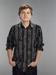 Two and a Half Men – (9. Staffel) - Der etwas begriffsstutzige Jake Harper (August T. Jones) liebt das Essen und Fernsehen ...