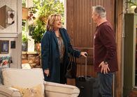 Man with a Plan – Alice (Nancy Lenehan, l.); Adam Burns (Matt LeBlanc, r.)