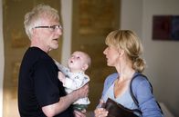 Opa wird Papa – Rollentausch: Anton (Ernst Stötzner) bleibt mit Otto (Marlo Keysers) zuhause während Johanna (Christina Große) wieder arbeiten geht.