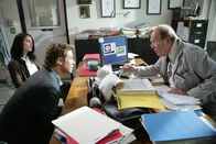 The Mentalist – Alex, ein Wissenschaftler im Universitätsinstitut des renommierten Hirnforschers Lewis Stutzer (John Aylward, r.), wird mit Blausäure vergiftet und stirbt. Teresa (Robin Tunney, l.) und Patrick (Simon Baker, M.) ermitteln ...