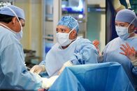 Grey's Anatomy – Fragender Blick, l-r: Nikhil Shukla als Dr. Reza Khan, Chandra Wilson als Dr. Miranda Bailey, Jaicy Elliot als Dr. Taryn Helm