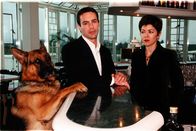 Kommissar Rex – Kommissar Brandtner (Gedeon Burkhard, l.) und Rex recherchieren im Mordfall eines beliebten Tennislehrers in einem exklusiven Tennisclub. Pächterin Heidi Schulz (Anja Kruse, r.) muss Rede und Antwort stehen.