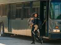 Greenland – Getrennt von ihrem Mann, flieht Allison (Morena Baccarin) mit Söhnchen Nathan (Roger Dale Floyd) auf dem Arm vor der Katastrophe.