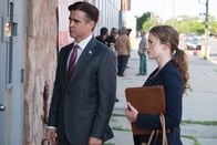 Widows - Tödliche Witwen – Kandidat Jack Mulligan (Colin Farrell) und seine Assistentin Siobhan (Molly Kunz) auf Stimmenfang.
