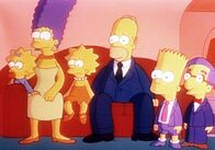 Die Simpsons – Die Simpsons sind etwas verblüfft über Krustys akrobatische Einlagen im Wohnzimmer.