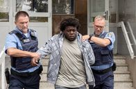 Bis es blutet – Welat Nail (Francisco Akudike, Mi.) gilt plötzlich als Hauptverdächtiger in dem Vermisstenfall und kommt in Untersuchungshaft.