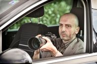WaPo Bodensee – Privatdetektiv Josef Stocker (Branko Tomovic) observiert Vera Romberg.
