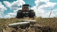 Weizen als Waffe – Leere Granathülsen auf einem Feld im Süden der Ukraine. Landwirtschaft zwischen Krieg und Ernte.