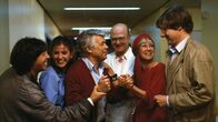 Ich heirate eine Familie – Aufregung herrscht im Flur des Krankenhauses, als der Arzt (Robert Dietl, 3. v. r.) Werner (Peter Weck, 3. v. l.) mitteilt, wie groß Franziska bei der Geburt war. Dabei sind seine Freunde Wolfgang (Herbert Herrmann, l.), Bille (Maria Sebaldt, 2. v. r.) und Alfons (Herbert Bötticher, r.).