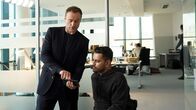 Tatort – Robert Karow (Mark Waschke, li.) zeigt seinem Assistenten Malik Aslan (Tan Caglar, re.), wo der Tote in die Spree geworfen worden sein könnte.