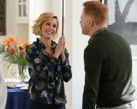 Modern Family – Julie Bowen (Claire Dunphy), Jesse Tyler Ferguson (Mitchell Pritchett).