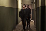 Counterpart – Clare Quayle (Nazanin Boniadi, l.); Baldwin (Sara Serraiocco, r.)