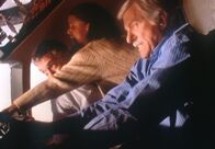 Diagnose: Mord – Mark (Dick Van Dyke, r.) und der Chefpilot Lincoln (Mark La Mura, l.) versuchen verzweifelt, das Flugzeug, das in den Sturzflug übergegangen ist, abzufangen. Amanda (Victoria Rowell, M.) sieht mit Entsetzen, wie sie der Erde immer näher kommen.