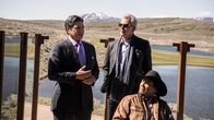 Yellowstone – L-R: Thomas Rainwater (Gil Birmingham), Dan Jenkins (Danny Huston) und Felix Long (Rudy Ramos)