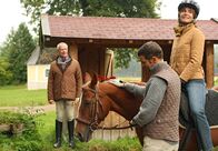 Sturm der Liebe – 10 Uhr im Ersten. Werner (Dirk Galuba, li.) wird Zeuge, wie Sylvia (Nicola Tiggeler, r.) bei Nils (Florian Stadler, M.) eine Reitstunde nimmt - und er hat dabei eine schreckliche Vision.