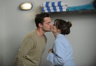 New Girl – Nick (Jake Johnson, l.) und Jess (Zooey Deschanel, r.) verbringen die Nacht vor der Hochzeit zusammen, was Jess' Mutter ganz und gar nicht gefällt, schließlich soll das Unglück bringen ...