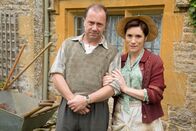 Father Brown – Das Ehepaar Henry Lee (Rob Jarvis) und Edie Lee (Charlotte Randle) verdienen mittlerweile ihr Geld als Floristen, nachdem Henry seine Tätigkeit als Henker aufgegeben hat.