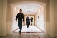 Elementary – Holmes (Jonny Lee Miller, r.) und Watson (Lucy Liu, M.) wollen einen vermissten Arzt aufspüren und hoffen, dass ihnen Ronnie Wright (Frederick Weller, l.), der Initiator einer Vereinigung wohlhabender Personen mit speziellem Anliegen, dabei helfen kann ...