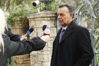Castle – Bobby Fox (Ray Wise), der Agent des ermordeten Baseballspielers Cano Vega, stellt sich den Fragen der Presse.