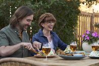 Einfach kochen mit Mary – Aaron (l.); Mary Berg (r.)