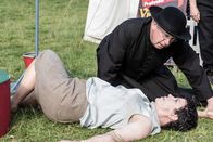 Father Brown – Father Brown (Mark Williams) eilt sofort zu Dr. Belmont (Annabel Cleare), als diese schwankend die Festwiese betritt und zusammenbricht.