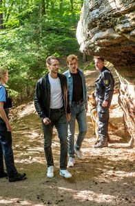 Tatort – Hauptkommissare Leo Hölzer (Vladimir Burlakov, 2.v.l.) und Adam Schürk (Daniel Sträßer, 2.v.r.) auf Spurensuche