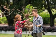Weihnachten in Conway – Die Nachbarin Gayle (Cheri Oteri, l.) plant mit Tommy (Riley Smith, r.) die Weihnachtsdekoration für ihren Vorgarten.