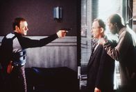Verhandlungssache – Geiselspezialisten unter sich: Chris Sabian (Kevin Spacey, l.) ist nicht bereit, auf Danny Romans (Samuel L. Jackson, r.) Forderungen einzugehen, auch wenn dieser Grant Frost (Ron Rifkin, m.) in seiner Gewalt hat.