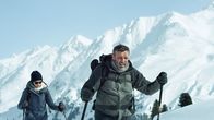 Die Bergretter – Roland (Michael Roll, r.) und Valerie (Marie Nasemann, l.) sind auf den Weg zu einer Berghütte. Die Zeit drängt, denn es zieht ein Unwetter auf.