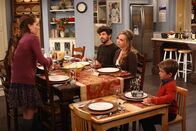Last Man Standing – Die junge Generation: Eve (Kaitlyn Dever, l.), Ryan (Jordan Masterson, 2.v.l.), Kristin (Amanda Fuller, 2.v.r.) und Boyd (Flynn Morrison, r.) ...