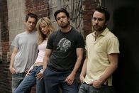 It's Always Sunny in Philadelphia – (2. Staffel) - Mac (Rob McElhenney, 2.v.r.), Charlie (Charlie Day, r.), Dennis (Glenn Howerton, l.) und seine Schwester Dee (Kaitlin Olson, 2.v.l.) führen das gemütliche Irish Pub "Paddy's" in Philadelphia. Doch leider laufen die Geschäfte nicht so gut wie geplant, so dass die Existenz der Kneipe ständig auf der Kippe steht ...