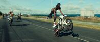 Rodeo – Abra (Dave Nsaman, rechts) führt halsbrecherische Stunts aus.