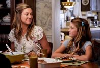 Young Sheldon – Mary (Zoe Perry, l.); Missy (Raegan Revord, r.)