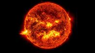 Spacetime – Diese Aufnahme der Solar Dynamics Observatory Mission der NASA zeigt das helle Licht einer Sonneneruption auf der linken Seite der Sonne.