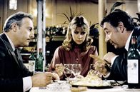 Kopf oder Zahl – Inspektor Louis Baroni (Philippe Noiret, re.) will Laurence Bertil (Dorothée, Mi.) überzeugen, gegen den Witwer Édouard Morlaix (Michel Serrault, li.) auszusagen.