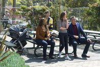 Single Parents – (v.l.n.r.) Poppy Banks (Kimrie Lewis): Miggy Park (Jake Choi); Angie D'Amato (Leighton Meester); Douglas Fogerty (Brad Garrett)